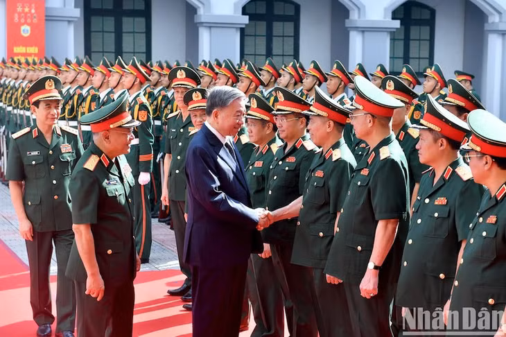 Tổng Bí thư, Chủ tịch nước Tô Lâm với cán bộ, chỉ huy Tổng cục II, Bộ Quốc phòng. (Ảnh: ĐĂNG KHOA)