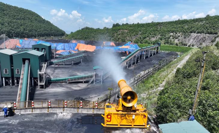 Trong những năm qua, với tiêu chí sản xuất đồng hành cùng bảo vệ môi trường, công ty đã đầu tư, lắp đặt hệ thống phun sương dập bụi cố định, nhằm giảm thiểu nguy cơ bụi phát tán ra môi trường.