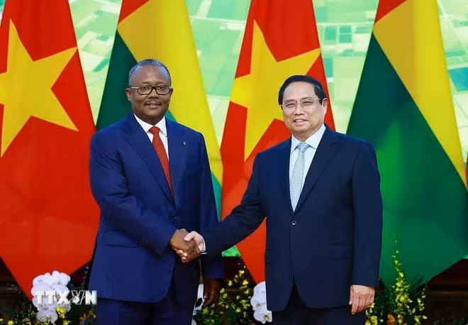 Thủ tướng Phạm Minh Chính hội kiến Tổng thống Cộng hòa Guinea-Bissau Umaro Sissoco Embaló. (Ảnh: Dương Giang/TTXVN)