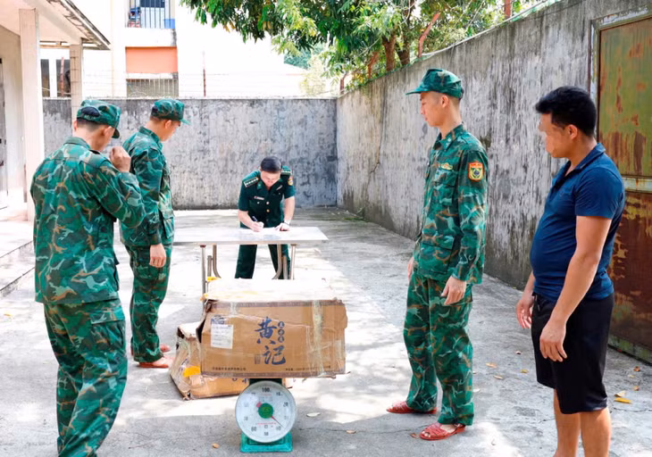 Lực lượng chức năng kiểm tra các thùng chứa bánh Trung thu không rõ nguồn gốc, xuất xứ.