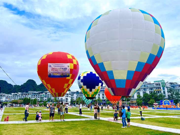 Du khách tham quan, trải nghiệm tại Lễ hội Khinh khí cầu “Thành phố Di sản - Sắc màu Hạ Long”. Ảnh: Minh Đức