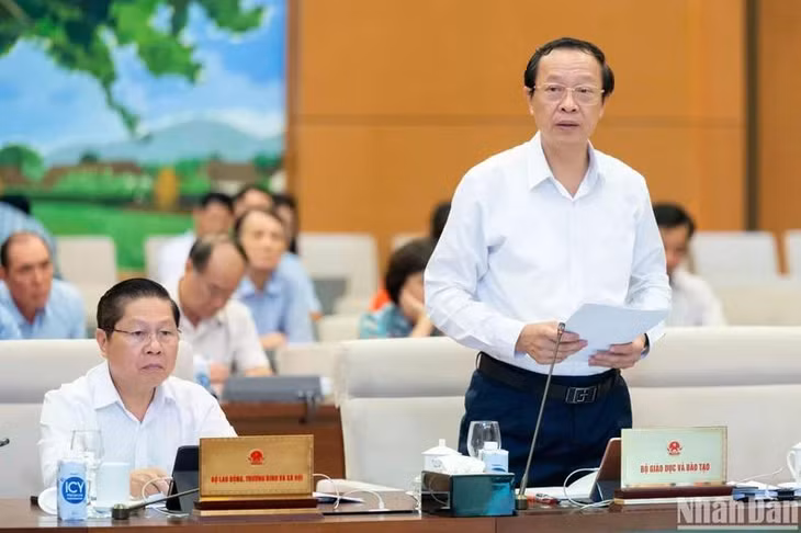Thứ trưởng Giáo dục và Đào tạo Phạm Ngọc Thưởng trình bày Tờ trình về dự án Luật. (Ảnh: DUY LINH)
