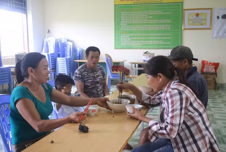 13 hộ dân tại khu vực sạt lở thôn Cao Thắng (xã Lục Hồn) hiện vẫn ở lại nhà văn hóa, nhà người thân để đảm bảo an toàn.