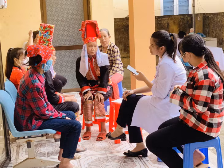 Cán bộ Trạm Y tế xã Quảng Sơn (huyện Hải Hà) tư vấn chăm sóc sức khỏe cho người cao tuổi trên địa bàn.