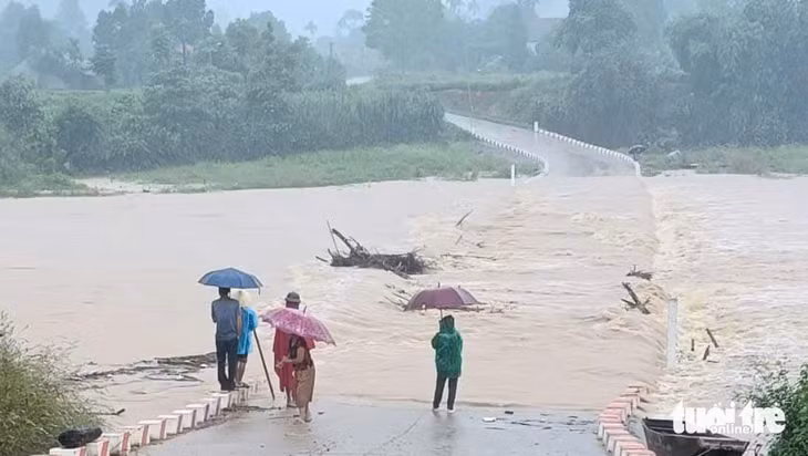 Do mưa lớn hai ngày qua, nhiều tuyến giao thông ở các huyện miền núi Nghệ An bị ngập lụt, chia cắt - Ảnh: TRÌNH NHÃ