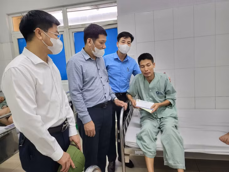 Đ/c Phạm Hồng Hạnh, Phó Chủ tịch Thường trực Công đoàn TKV thăm hỏi, động viên anh Nghiêm Văn Tới, Thủy thủ đoàn Sàlan Cửa Ông 12, Công ty Kho vận và cảng Cẩm Phả bị thương trong khi làm nhiệm vụ, hiện đang điều trị tại Bệnh viện Bãi Cháy.