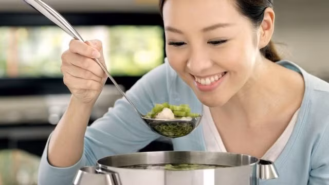 Nếm thử nhiều khi nấu ăn cũng có thể gây tăng cân.