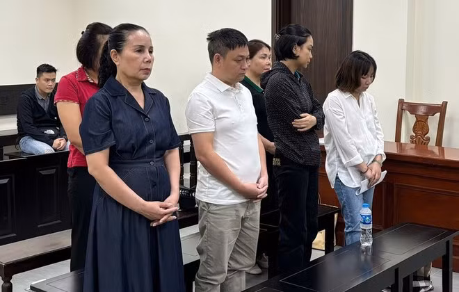 Bị cáo Thủy (ngoài cùng bên trái) và đồng phạm tại phiên tòa.