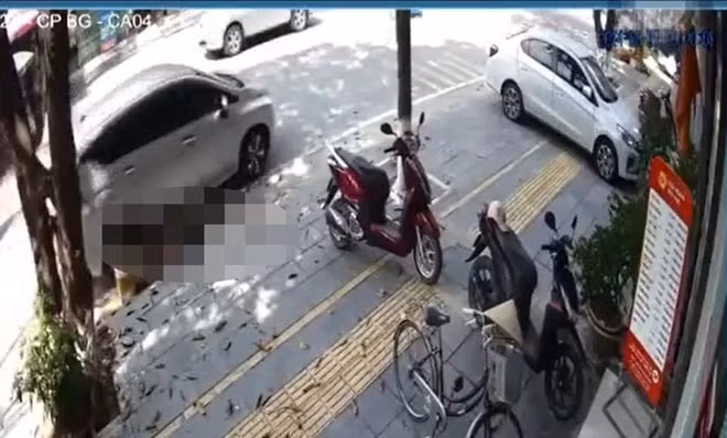 Thời điểm nạn nhân bị xe ôtô chèn qua tại khu vực phường Lê Lợi (TP Bắc Giang). Ảnh: Cắt từ clip