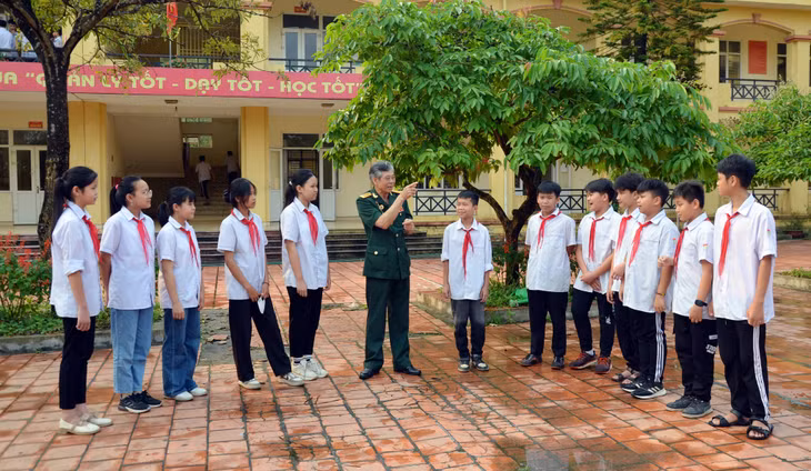 CCB Trần Quốc Mạnh (phường Hoành Bồ, TP Hạ Long) kể chuyện về lịch sử chiến đấu chống mỹ cho hs trường THCS Lê Lợi (TP Hạ Long) tháng 4/2024.