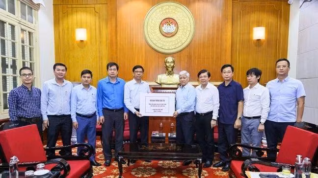 Chủ tịch UBTƯ MTTQ Việt Nam Đỗ Văn Chiến tiếp nhận ủng hộ từ Bộ Giao thông vận tải. (Ảnh: mattran.org.vn)