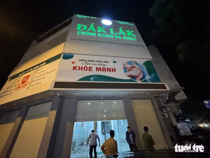 Công an đến Phòng khám đa khoa Đắk Lắk, nơi có bệnh nhân nghi sốc thuốc dẫn đến tử vong, để làm việc - Ảnh: TRUNG TÂN