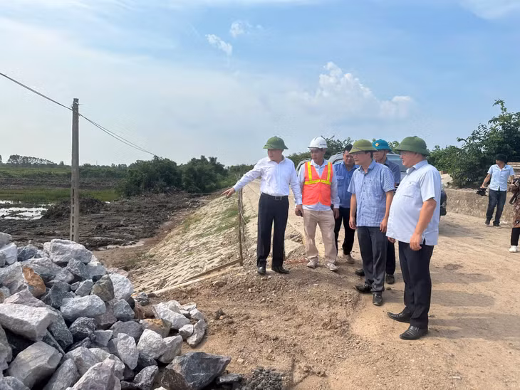 Lãnh đạo TX Quảng Yên kiểm tra tuyến đê Hà Nam.