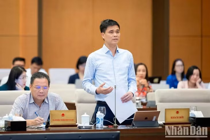 Phó Chủ tịch Tổng Liên đoàn Lao động Việt Nam Ngọ Duy Hiểu nêu ý kiến tại phiên họp. (Ảnh: DUY LINH)