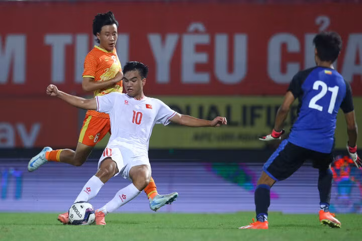 Công Phương ghi đậm dấu ấn sau khi vào sân.