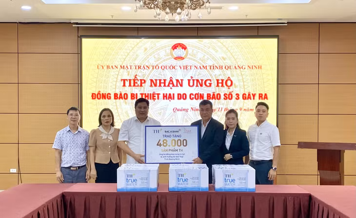 Ông Võ Văn Quang, Thành viên HĐQT, Phó TGĐ Ngân hàng TMCP Bắc Á, trao ủng hộ 48.000 sản phẩm TH cho tỉnh Quảng Ninh.
