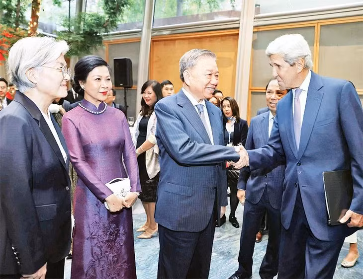 Tổng Bí thư, Chủ tịch nước Tô Lâm và Phu nhân với các đại biểu dự Lễ kỷ niệm 1 năm Đối tác chiến lược toàn diện Việt Nam - Hoa Kỳ. (Ảnh TTXVN)