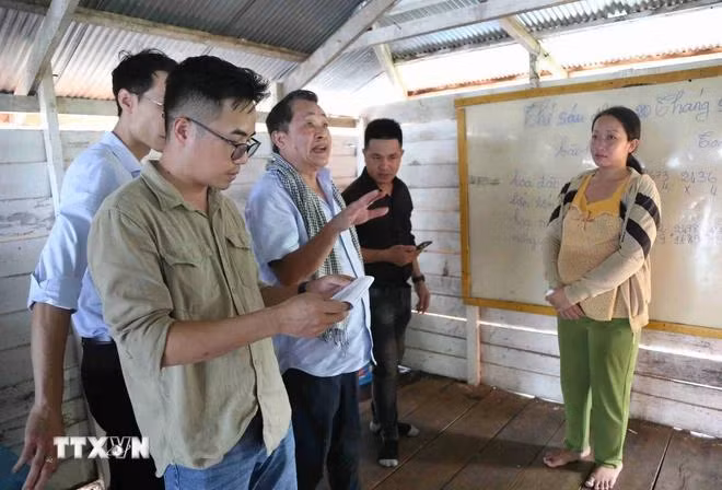 Đoàn khảo sát tại một điểm trường nổi xuống cấp ở xã Reang Til, huyện Kandieng, tỉnh Pursat (Campuchia). (Ảnh: Huỳnh Thảo/TTXVN)