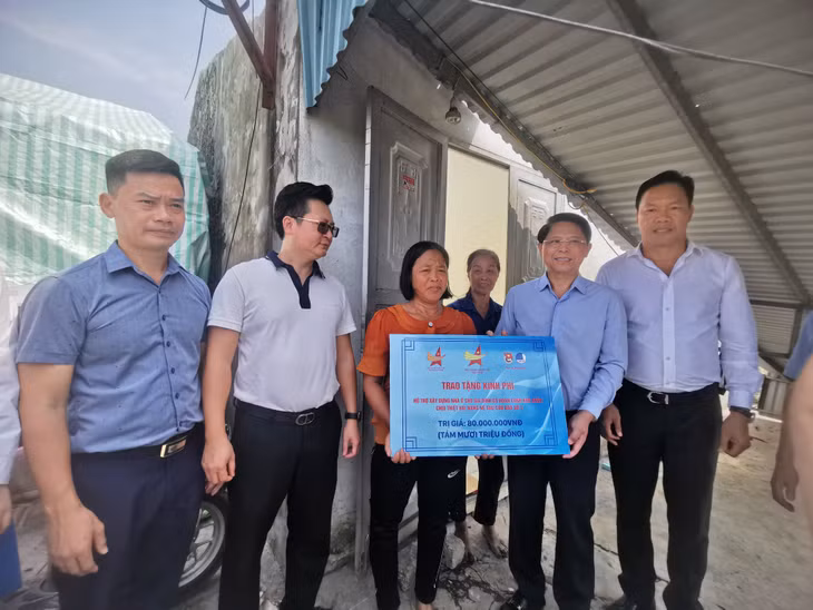 Gia đình bà Đào Thị Dung (Khu Đền Công 3, Phường Trưng Vương, TP Uông Bí), có 3 thế hệ đều bị ảnh hưởng bởi chất độc da cam, xúc động khi nhận được kinh phí hỗ trợ sửa nhà.