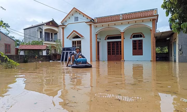 Nước lũ tại tỉnh Lạng Sơn và huyện Sơn Động đổ về gây ngập lụt và chia cắt nhiều xã như: Phong Vân, Tân Hoa, Biển Động, Đèo Gia, Tân Lập (Lục Ngạn)... Dự báo mực nước lũ trên sông Lục Nam sẽ tiếp tục lên rất nhanh, cao hơn đỉnh lũ năm 2008 (15,75 m). (Ảnh: Báo Bắc Giang)