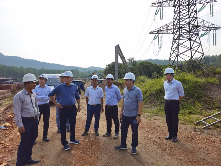Lãnh đạo Tập đoàn Điện lực Việt Nam trực tiếp có mặt tại hiện trường để chỉ đạo việc khắc phục lưới điện truyền tải trên địa bàn tỉnh Quảng Ninh.