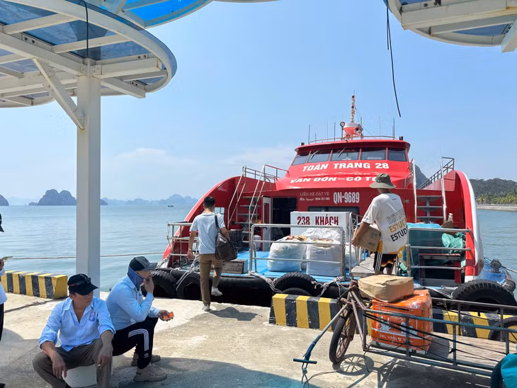 Cảng cao cấp Ao Tiên (huyện Vân Đồn) hiện nay bố trí 2 chuyến tàu/ngày phục vụ đưa khách, lương thực ra đảo Cô Tô.