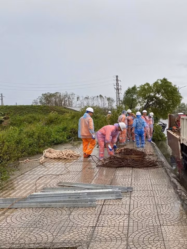 Đội xung kích Công ty Điện lực Ninh Bình tham gia hỗ trợ khắc phục sự cố tại TX Quảng Yên.