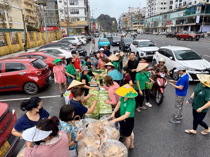 Hàng trăm các suất ăn miễn phí đến từ các tổ chức khác được trao tặng cho những người khó khăn, người già, trẻ nhỏ, lao động tại TP Hạ Long.