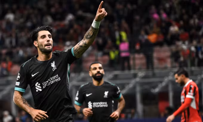 Szoboszlai chỉ tay lên khán đài, chia vui với CĐV sau khi ghi bàn thứ ba cho LIverpool. Ảnh: Shutterstock