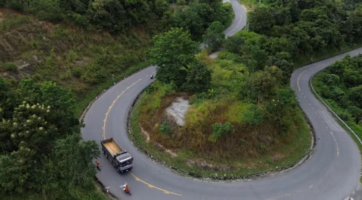Đèo Ngoạn Mục kết nối hai tỉnh Lâm Đồng, Ninh Thuận có nhiều khúc cua tay áo, một bên là núi cao hiểm trở, một bên là vực sâu. (Ảnh minh họa)