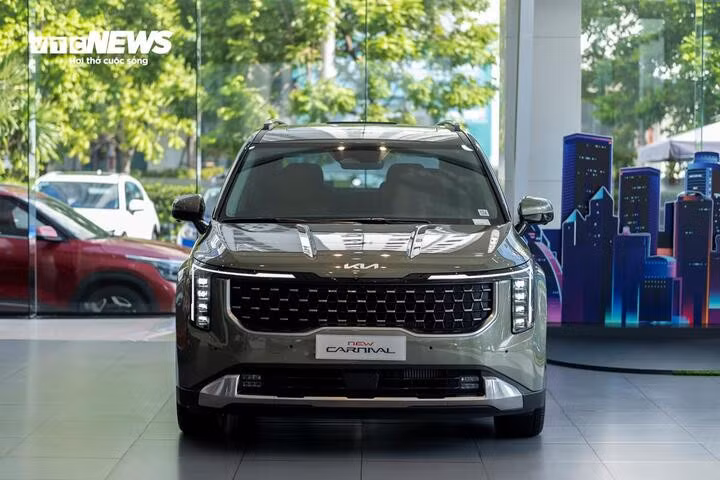 Nhìn trực diện đầu xe sẽ thấy KIA Carnival 2025 đã được thay đổi thiết kế cụm đèn chiếu sáng với thiết kế mới với tên gọi Star Map khá tương đồng với KIA Sonet và KIA Seltos mới. Cụm lưới tản nhiệt cũng được tái thiết kế lại mở rộng hơn tạo sự bề thế cho mẫu xe này.
