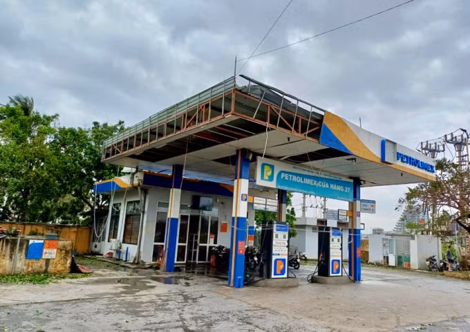 Cây xăng thuộc Petrolimex tại Hạ Long, Quảng Ninh bị ảnh hưởng bởi bão số 3. Ảnh: Petrolimex