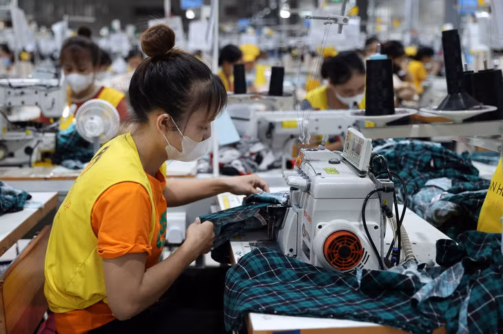 Cùng với chính sách giảm điều kiện tham gia BHXH từ 20 xuống 15 năm được hưởng lương hưu, nhà nước cần có chính sách hỗ trợ người lao động gặp khó khăn để hạn chế lao động rút BHXH một lần. Ảnh minh họa: Lê Anh Dũng.