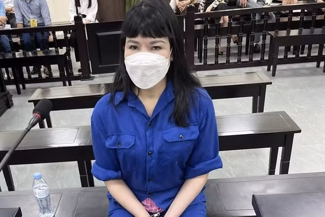 Bị cáo Vũ Thị Thu Nhung tại phiên tòa xét xử về tội "Lừa đảo chiếm đoạt tài sản". Ảnh: Quang Việt