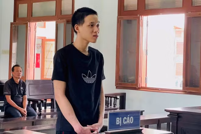 Bị cáo Nguyễn Trần Huy lén vào phòng ngủ, dùng vật gỗ tấn công em dâu vì nhiều lần xin tiền bị từ chối. Ảnh: Thế Minh