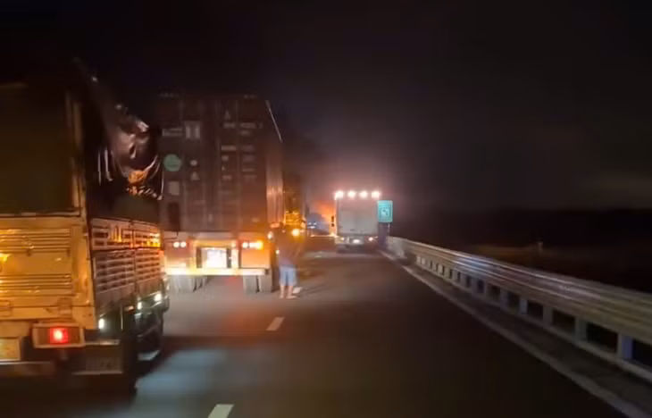 Nhiều phương tiện đang lưu thông trên tuyến buộc phải dừng lại do ngọn lửa bùng phát mạnh. Ảnh: N.Q.