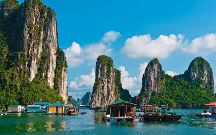 Vịnh Hạ Long đẹp tựa viên ngọc biển xanh.