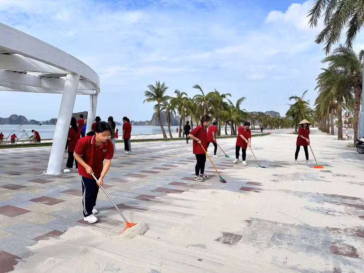 Đoàn viên, thanh niên trên địa bàn TP Hạ Long thu dọn cát và mảnh kính khu vực bãi tắm Hòn Gai (TP Hạ Long)