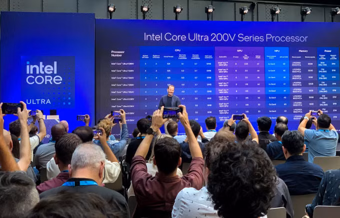 Josh Newman, Tổng giám đốc Intel, giới thiệu Core Ultra 200V trong sự kiện ngày 3/9 tại Berlin. Ảnh: Khương Nha
