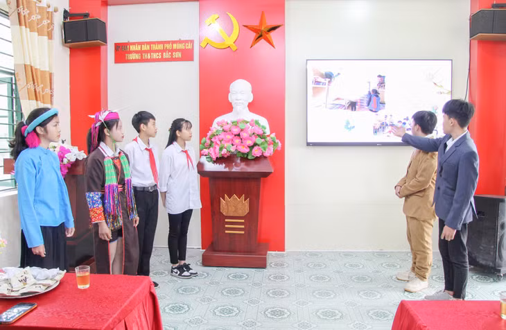 Các thành viên CLB “Thủ lĩnh của sự thay đổi” Trường TH&amp;THCS Bắc Sơn (TP Móng Cái) tự tin thuyết trình kiến thức về quyền trẻ em. Ảnh: Hải Ninh (Trung tâm TT&amp;VH Móng Cái)