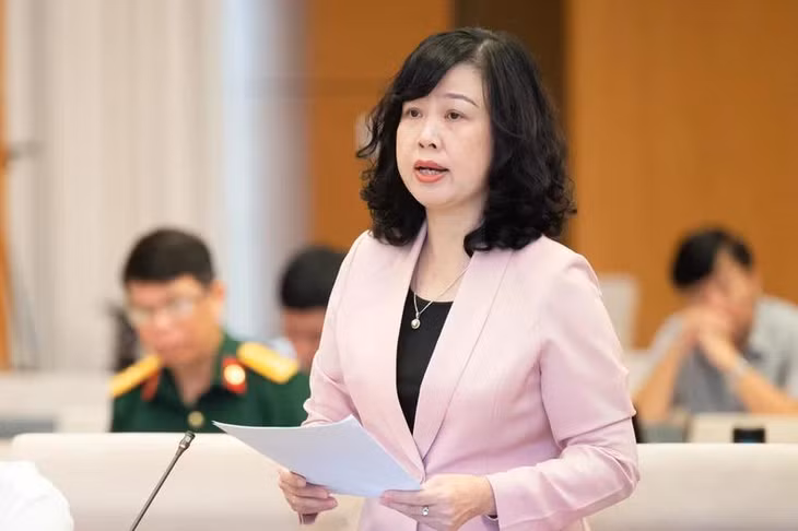 Bộ trưởng Y tế Đào Hồng Lan trình bày tóm tắt Tờ trình dự án Luật sửa đổi, bổ sung một số điều của Luật Bảo hiểm y tế. (Ảnh: DUY LINH)