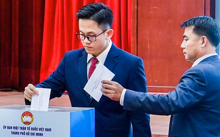 Cán bộ, công chức, viên chức TP.HCM quyên góp tiền hỗ trợ bà con bị thiệt hại do thiên tai ở miền Bắc - Ảnh: HỮU HẠNH