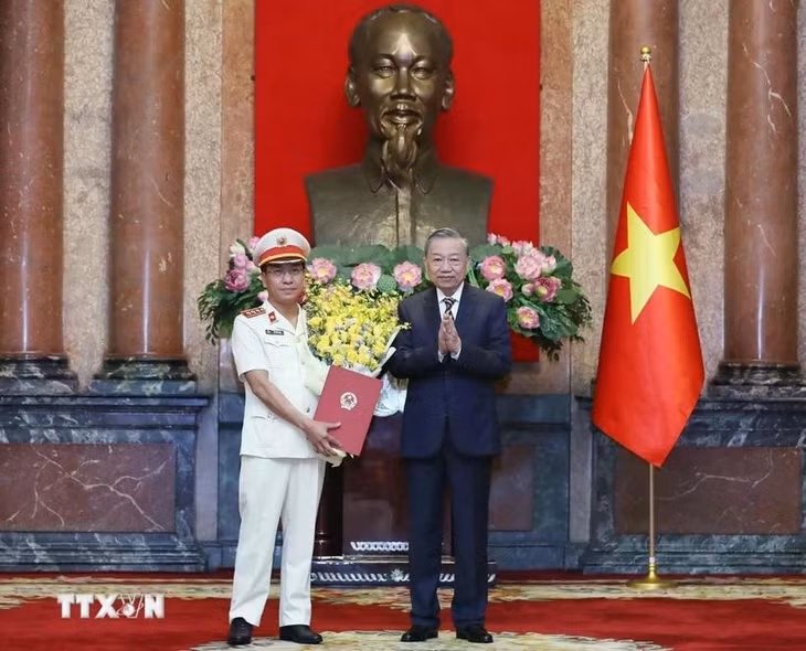 Tổng Bí thư, Chủ tịch nước Tô Lâm trao quyết định bổ nhiệm đồng chí Hồ Đức Anh giữ chức Phó Viện trưởng Viện Kiểm sát nhân dân tối cao. (Ảnh: Lâm Khánh/TTXVN)