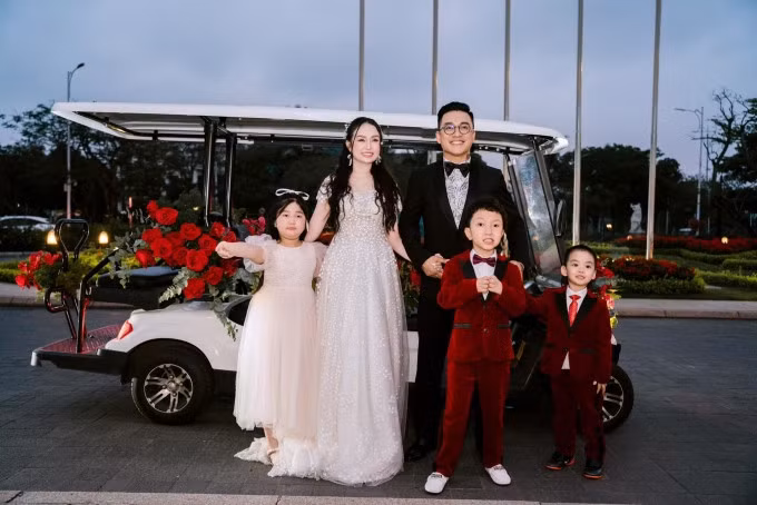 Tuấn Hưng bên bà xã Thu Hương và ba con. Ảnh: Nhân vật cung cấp