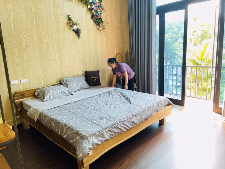 Nhân viên Homestay Khe Mai Farm (Vân Đồn) chuẩn bị đón khách du lịch.