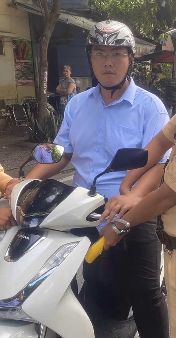 Nguyễn Minh Tuấn tại thời điểm bị tổ CSGT - Trật tự quận 1 kiểm tra. Ảnh: Công an cung cấp