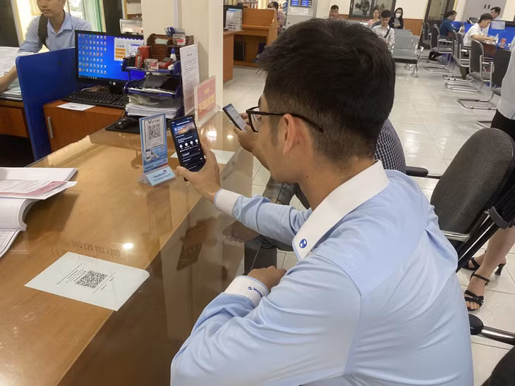 Người dân thanh toán phí, lệ phí TTHC không dùng tiền mặt tại Trung tâm Hành chính công TX Quảng Yên.