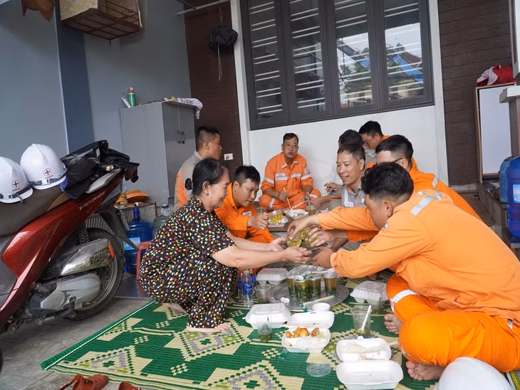 Người dân TP Uông Bí mời nước chè xanh công nhân Đội xung kích PC Thanh Hóa.