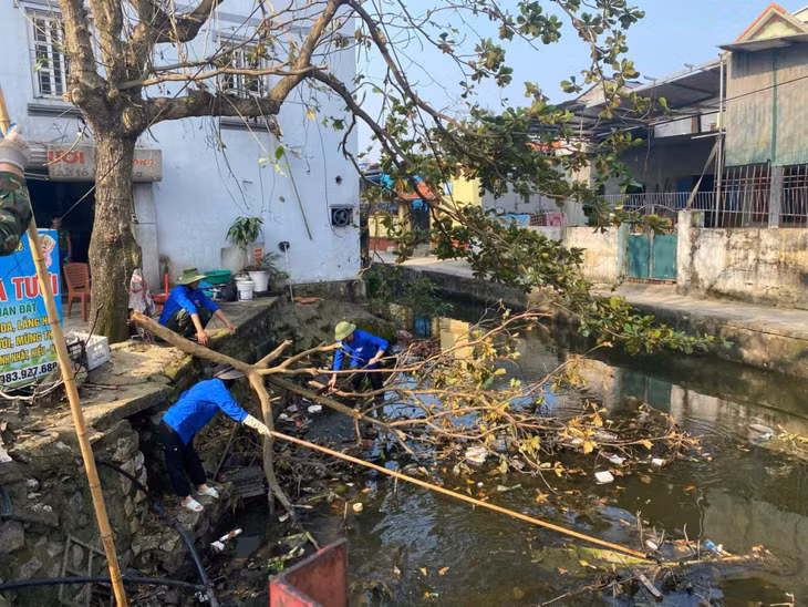 ĐVTN TX Quảng Yên dọn vệ sinh, khơi thông hệ thống cống, kênh, mương thoát nước.