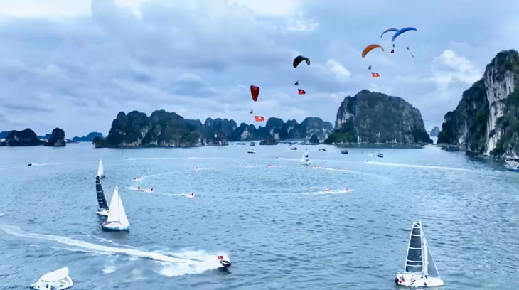 Các phương tiện trình diễn trong Lễ hội Thuyền buồm, dù bay, mô tô nước với chủ đề “Vượt sóng Hạ Long - 2024”. Ảnh: Đỗ Phương